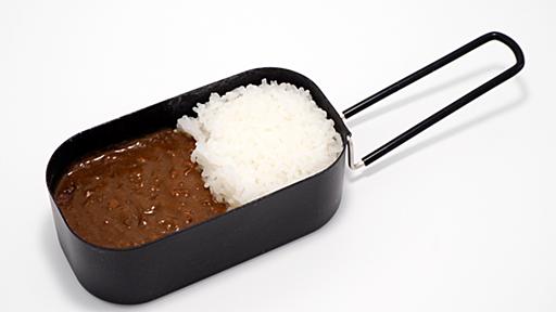 デジカメアイテム丼：なぜカメラメーカーからレトルトカレーが？　“OM SYSTEM カレー”を食す　