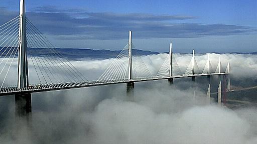 雲海の上に顔を出す、世界で一番高い橋「ミヨー橋」