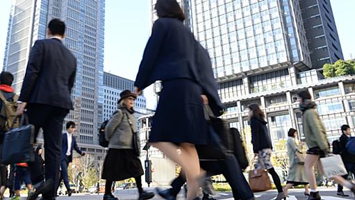 日本女性、男性の74%しか稼げず　賃金格差の解消に遅れ - 日本経済新聞