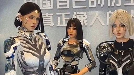 美女ヒューマノイドの完成度が高い！と思ったらロボットのふりをした人間が混ざっていた