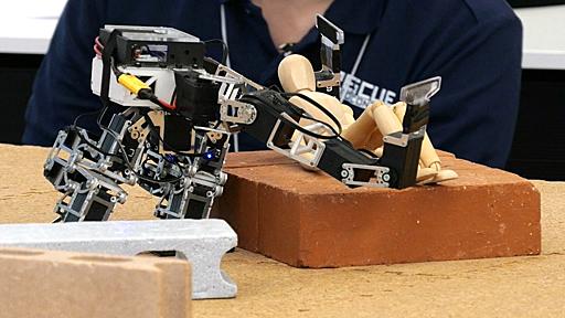 自作のヒト型ロボットを操縦してレスキュー能力を競う「ヒト型レスキューロボットコンテスト」を観戦してきた、要救護者への衝撃を抑えるモーションや操作技術が光る