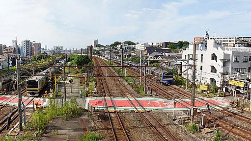 横浜・鶴見「開かずの踏切」相次ぐ死亡事故　踏切廃止へ進まない合意形成 動画 | カナロコ by 神奈川新聞