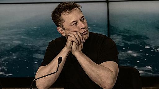 イーロン・マスクは仕事量が週に120時間以上に達し睡眠不足と「重度の背中の痛み」に襲われている