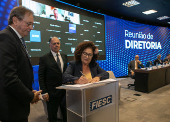 Perpétua Almeida, diretora da ABDI, assina convênio que desenvolverá projeto de modelagem de exportações para a indústria de defesa (Foto: Filipe Scotti/FIESC)