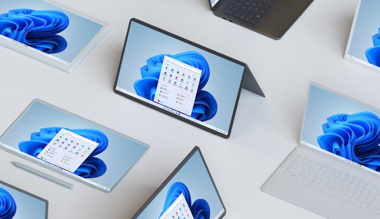 Plusieurs appareils avec le fond d’écran par défaut de Windows 11 sur une plateforme.