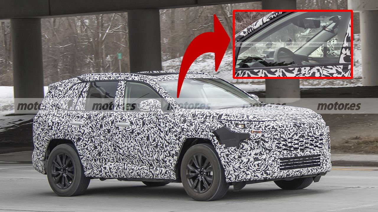 ¿Qué esconde Toyota? Cazamos al nuevo RAV4 2026 en unas misteriosas fotos espía junto a un Tesla Model Y