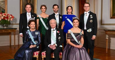 STOCKHOLM 20241210 Kungafamiljen fotograferad i Bernadottevåningen på Stockholms slott efter nobelprisutdelningen. Övre raden fr.v.: Herr Chris O'Neill, prinsessan Madeleine, prins Carl Philip, prinsessan Sofia, prins Daniel. Undre raden fr.v.: drottning Silvia, kung Carl XVI Gustaf och kronprinsessan Victoria. Foto: Jonas Ekströmer / TT