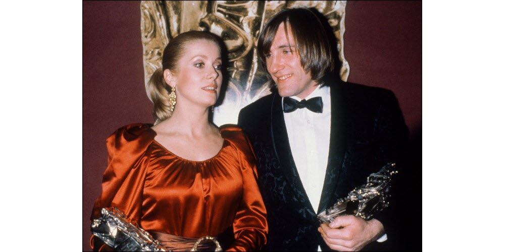 Catherine Deneuve et Gérard Depardieu posent avec le Césars qu'ils ont obtenus le 31 janvier 1981 à Paris, pour leur interprétation dans "Le dernier métro" de François Truffaut. Photo AFP