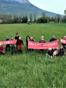 Le 1er avril dernier, le collectif Grignon menait une opération de plantation d'arbres fruitier en bordure de la future zone économique de Grignon. Un chantier participatif citoyen visant à dénoncer l"artificialisation des sols mais depuis les arbres ont été arrachés. Le collectif dénonce l'acte et demande toujours le déclassement pour que ces terres restent agricoles. Photo Agnès Bernes