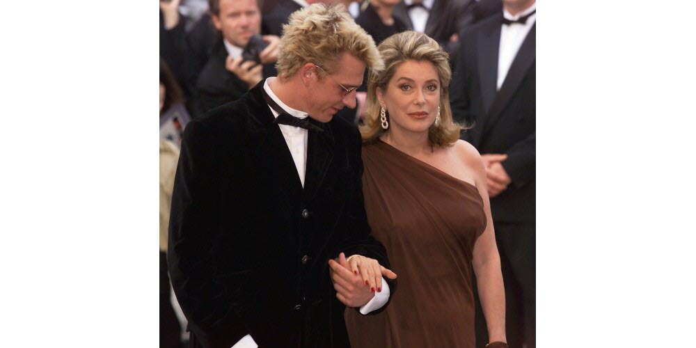 Catherine Deneuve aux bras de Guillaume Depardieu sur les marches du Palais à Cannes (1999). Photo AFP