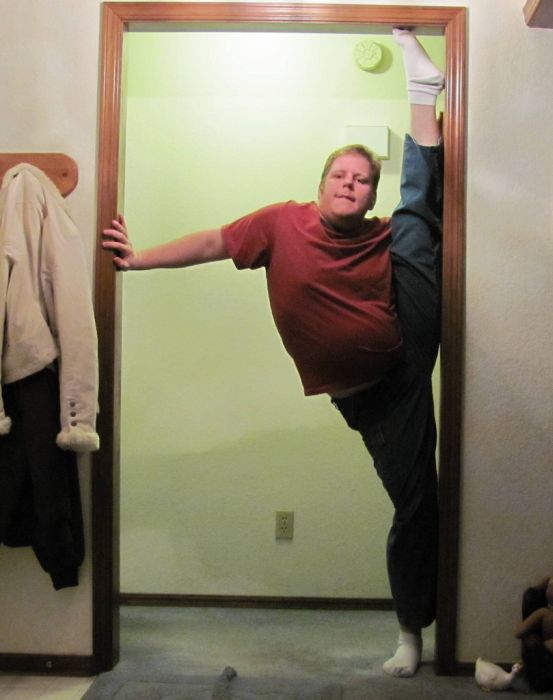 Insane Splits Guy (34 pics)