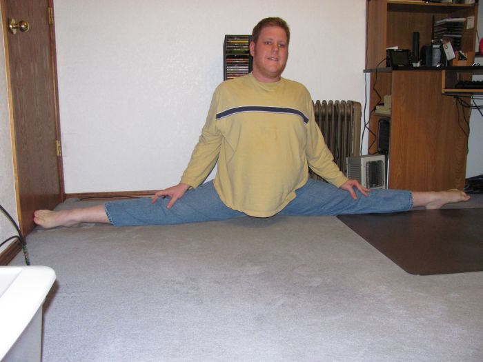 Insane Splits Guy (34 pics)