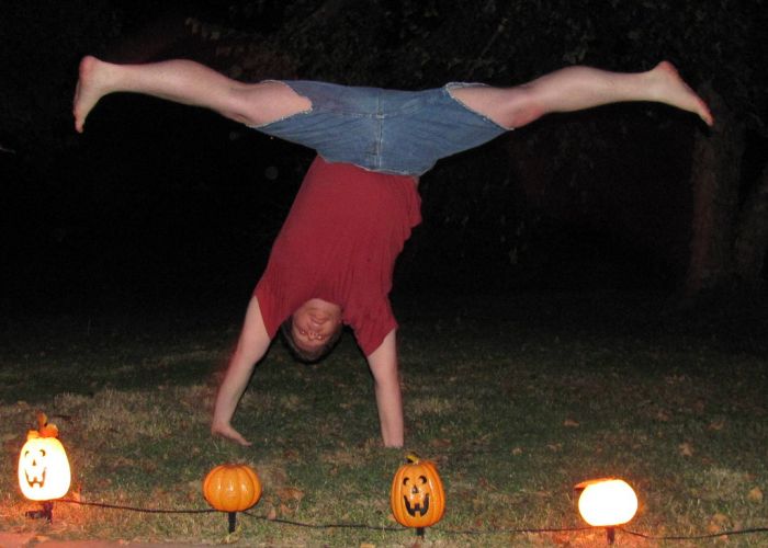 Insane Splits Guy (34 pics)