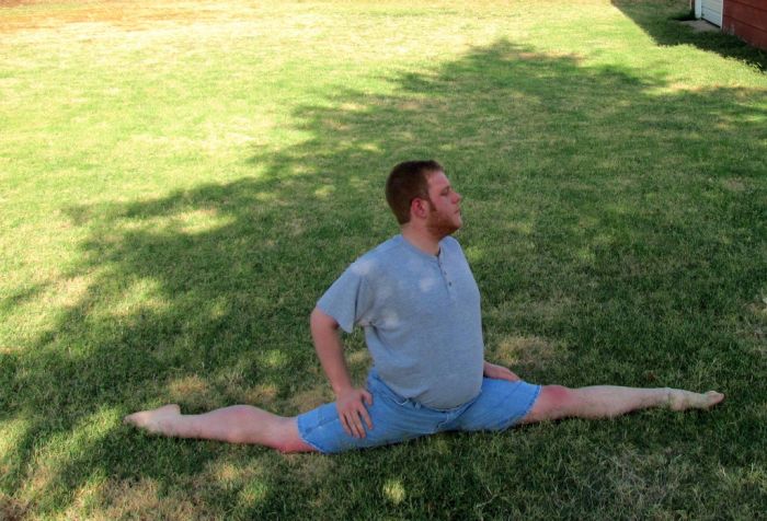 Insane Splits Guy (34 pics)