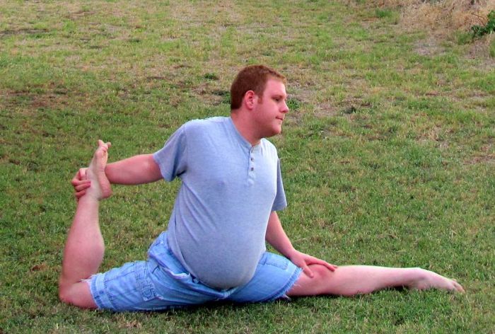 Insane Splits Guy (34 pics)