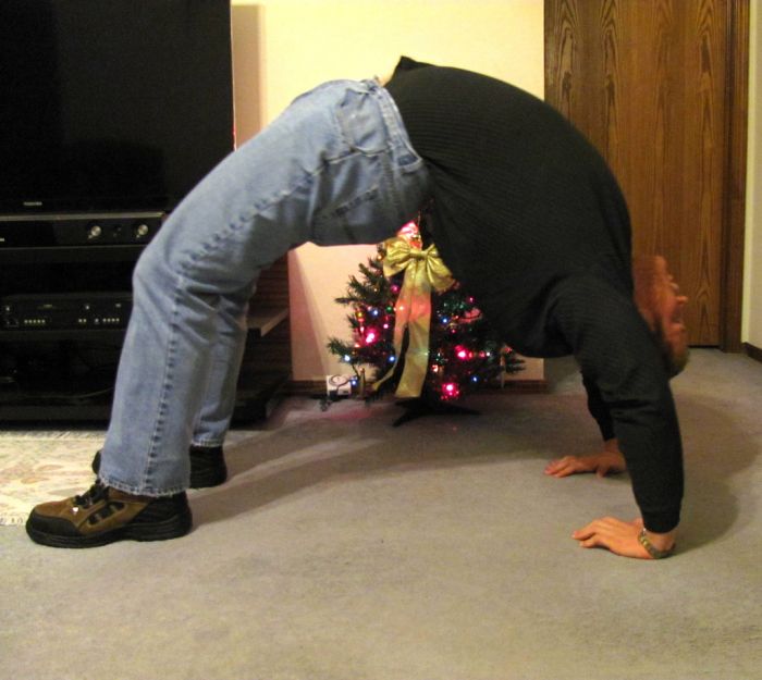 Insane Splits Guy (34 pics)