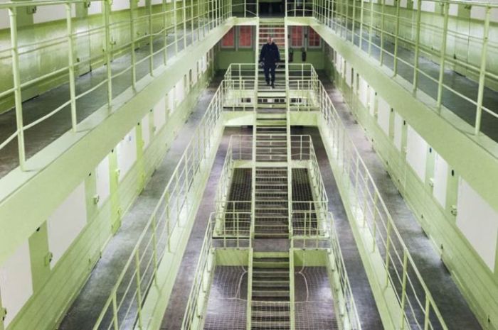 A Look At Life Inside Of A French Prison (21 pics)