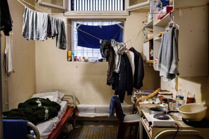 A Look At Life Inside Of A French Prison (21 pics)