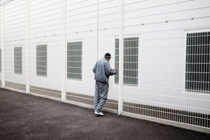 A Look At Life Inside Of A French Prison (21 pics)