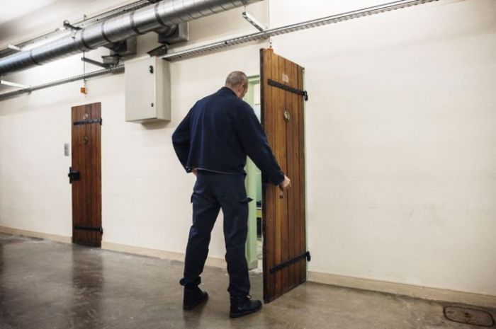 A Look At Life Inside Of A French Prison (21 pics)