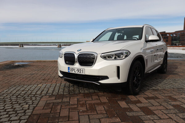 BMW iX3 on täyssähkö kaikilla mausteilla - BMW Hybridimallisto osa 10