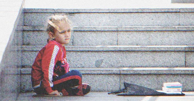 A little girl sitting on the floor | Source: Shutterstock