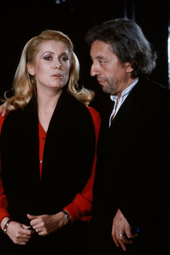 Serge Gainsbourg et Catherine Deneuve à Paris dans les années 80 | Photo : Getty Images