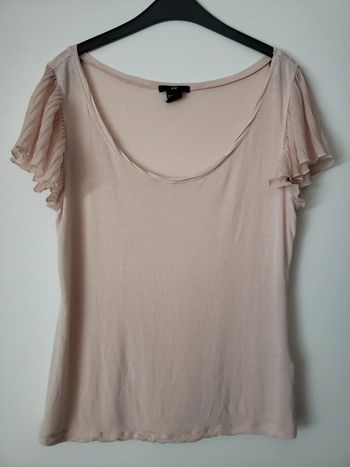 Blouse rose pâle avec manches voilées