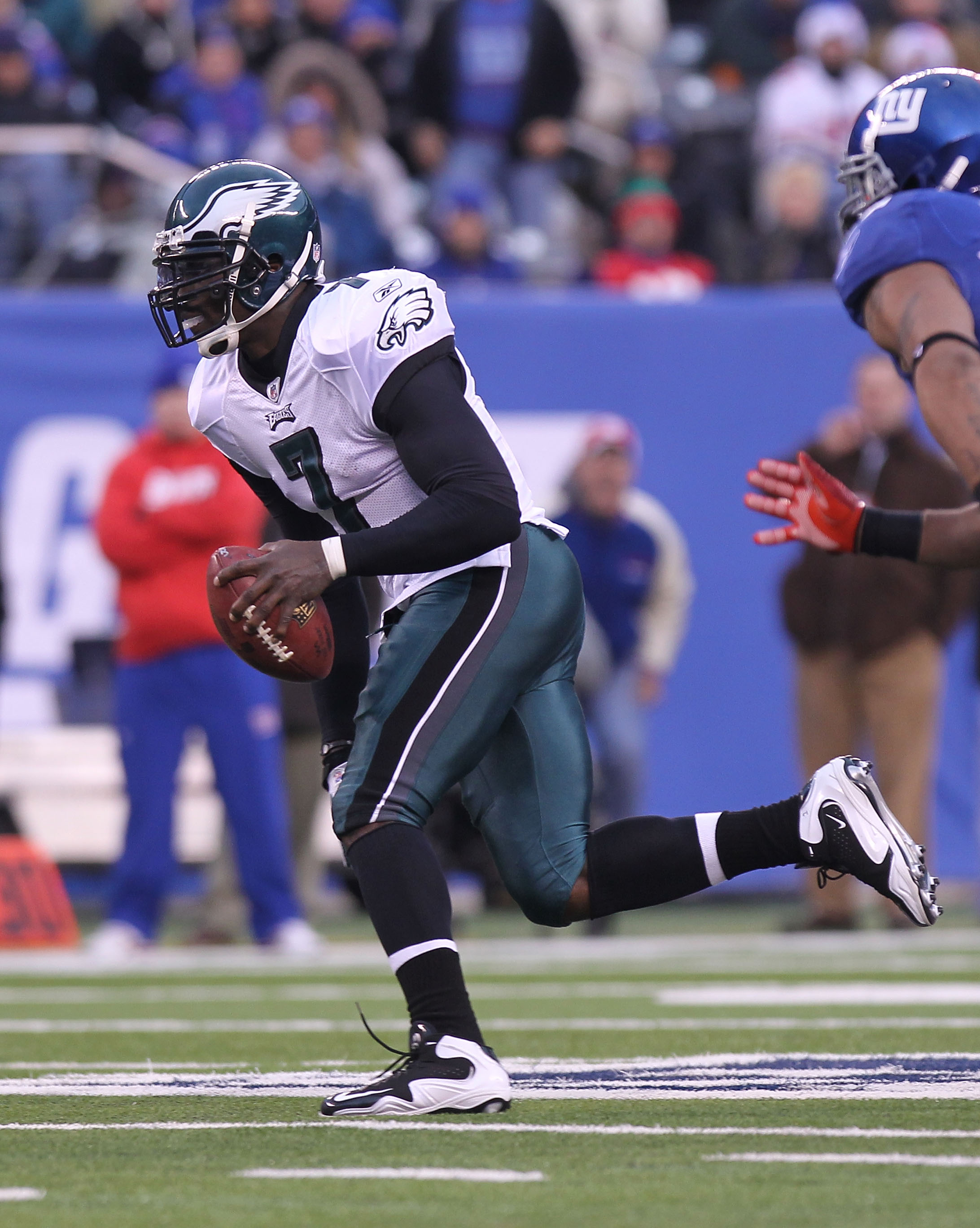 EAST RUTHERFORD, NJ - DECEMBER 19:  Michael Vick #7 of the Philadelphia Eagles rushes against the New York Giants at New Meadowlands Stadium on December 19, 2010 in East Rutherford, New Jersey.  (Photo by Nick Laham/Getty Images)