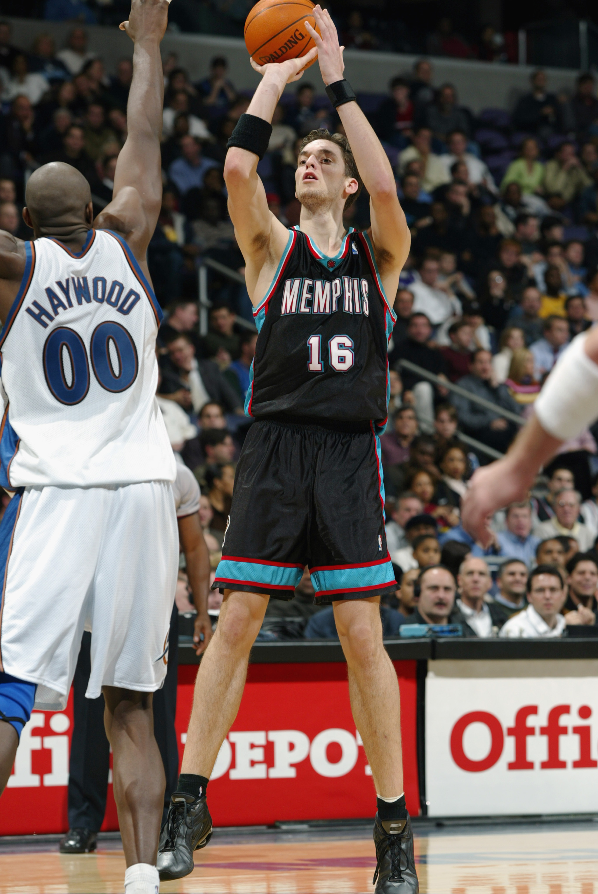 WASHINGTON - DECEMBER 18:  Forward Pau Gasol #16 of the Memphis Grizzlies shoots over center Brendan Haywood #00 of the Washington Wizards during the game at MCI Center on December 18, 2002 in Washington, DC.  The Wizards won 118-100.  NOTE TO USER: User