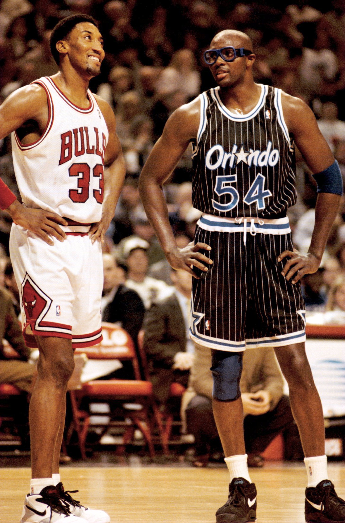 10 JAN 1994:  CHICAGO BULL SCOTTIE PIPPEN, 33, AND FORMER TEAMATE,  HORACE GRANT OF THE ORLANDO MAGIC ENJOY A LITTLE CONVERSATION DURING A BREAK IN FIRST HALF ACTION OF THEIR MEETING AT THE UNITED CENTER IN CHICAGO. THIS WAS THE FIRST MEETING BETWEEN GRAN