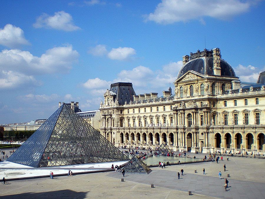 Musee du Louvre (Louvre museum)with the glass Pyramid designed by architect I.M. Pei; Paris, France. Photo dated 2008.