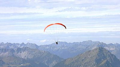 Experience extreme paragliding with Mike Küng from Germany's highest mountain, the Zugspitze