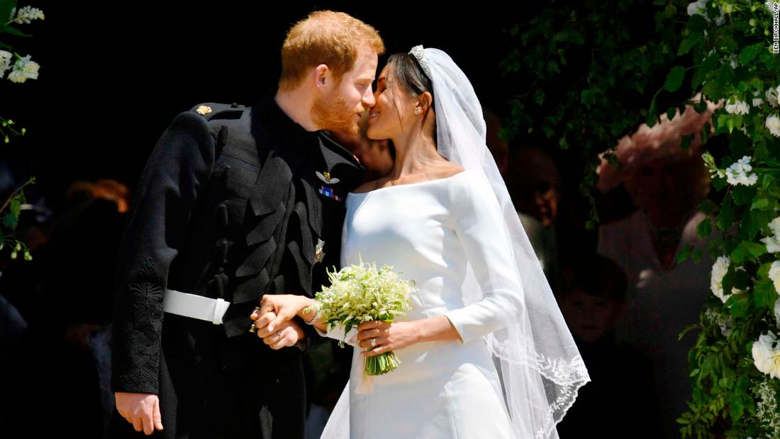 Resultado de imagem para royal wedding kiss