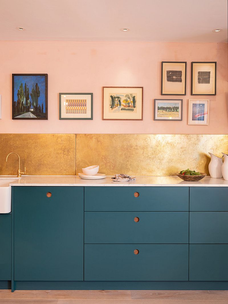 Dark-blue-and-light-pink-make-for-a-dashing-combination-in-the-kitchen