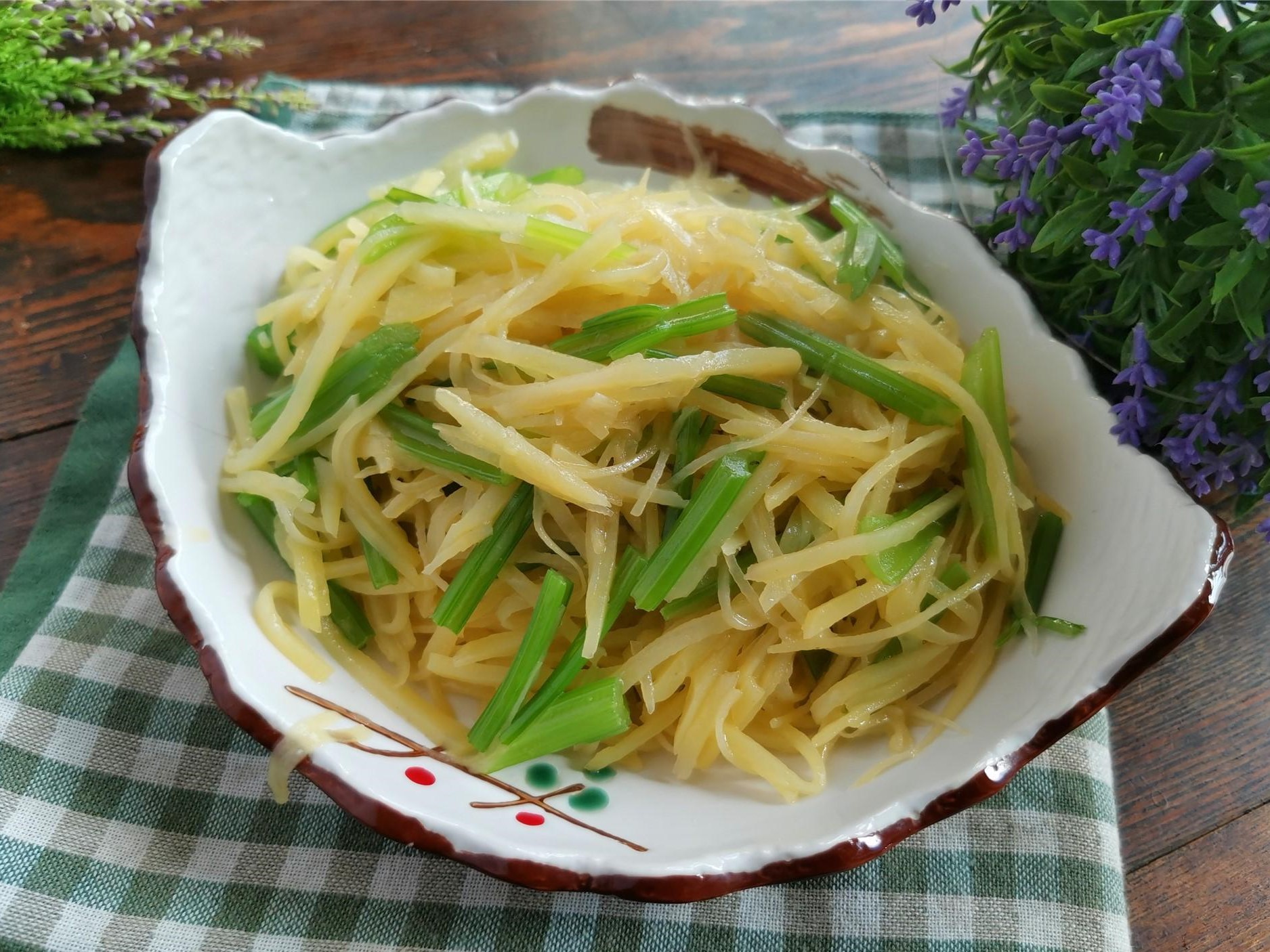 Stir-fried shredded potatoes with celery china recipe