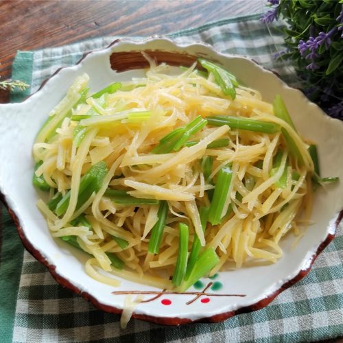 Stir-fried shredded potatoes with celery recipe