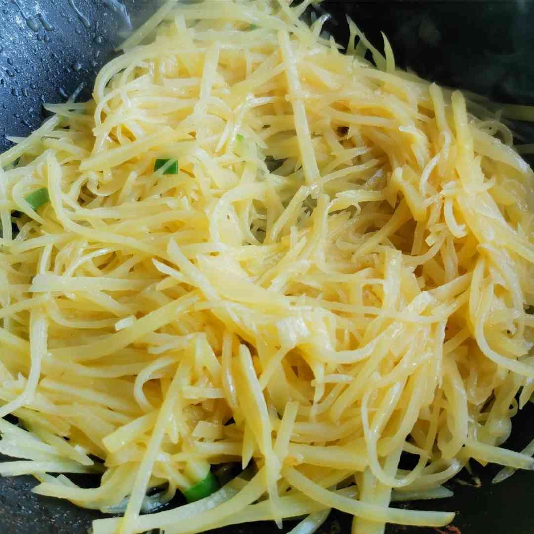 Stir-fried shredded potatoes with celery recipe 6