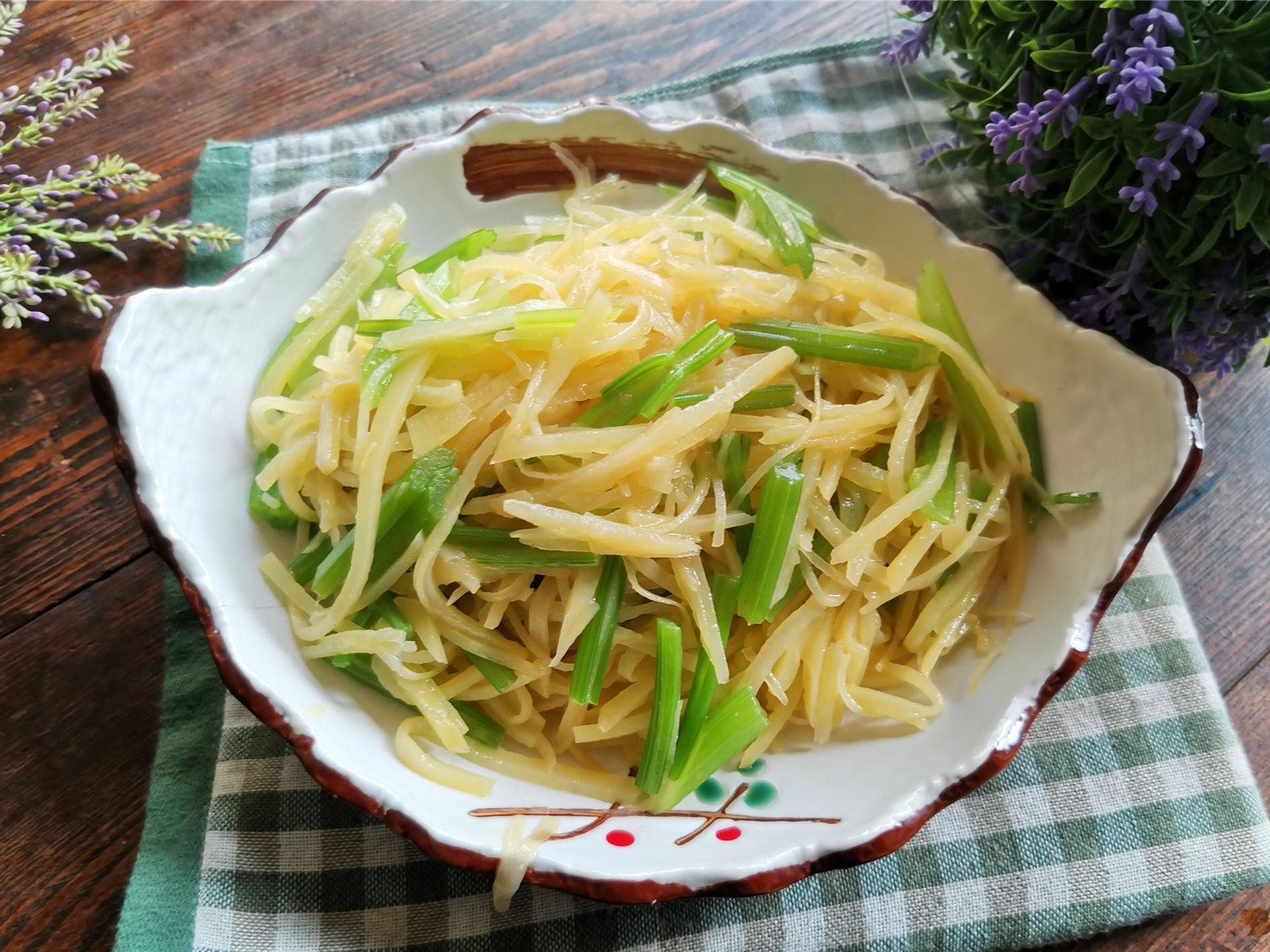 Stir-fried shredded potatoes with celery recipe