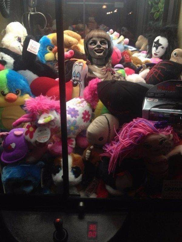 annabelle in claw machine - S2