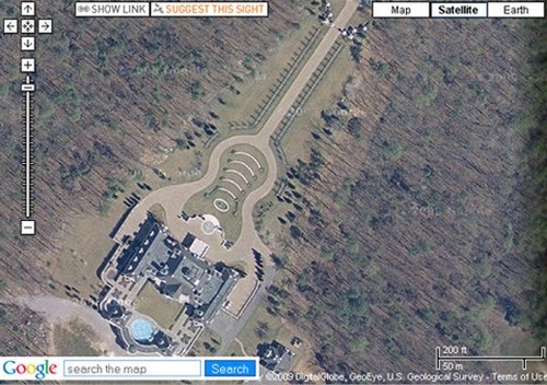 Have you ever seen the guitar-shaped mansion?

This is a stunning huge estate into the shape of a gigantic guitar when viewed in Google Earth in Alabama.