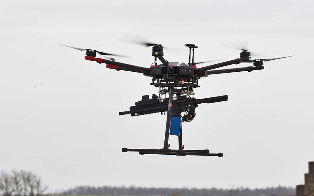 Le nouveau drone de combat de l’armée française est un modèle grand public de DJI doté d’un fusil d’assaut. © DGA TT