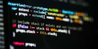 Le développeur informatique doit avant tout maîtriser les langages de programmation comme html ou xml pour créer ou modifier un site ou une application. © Sergey, Fotolia.