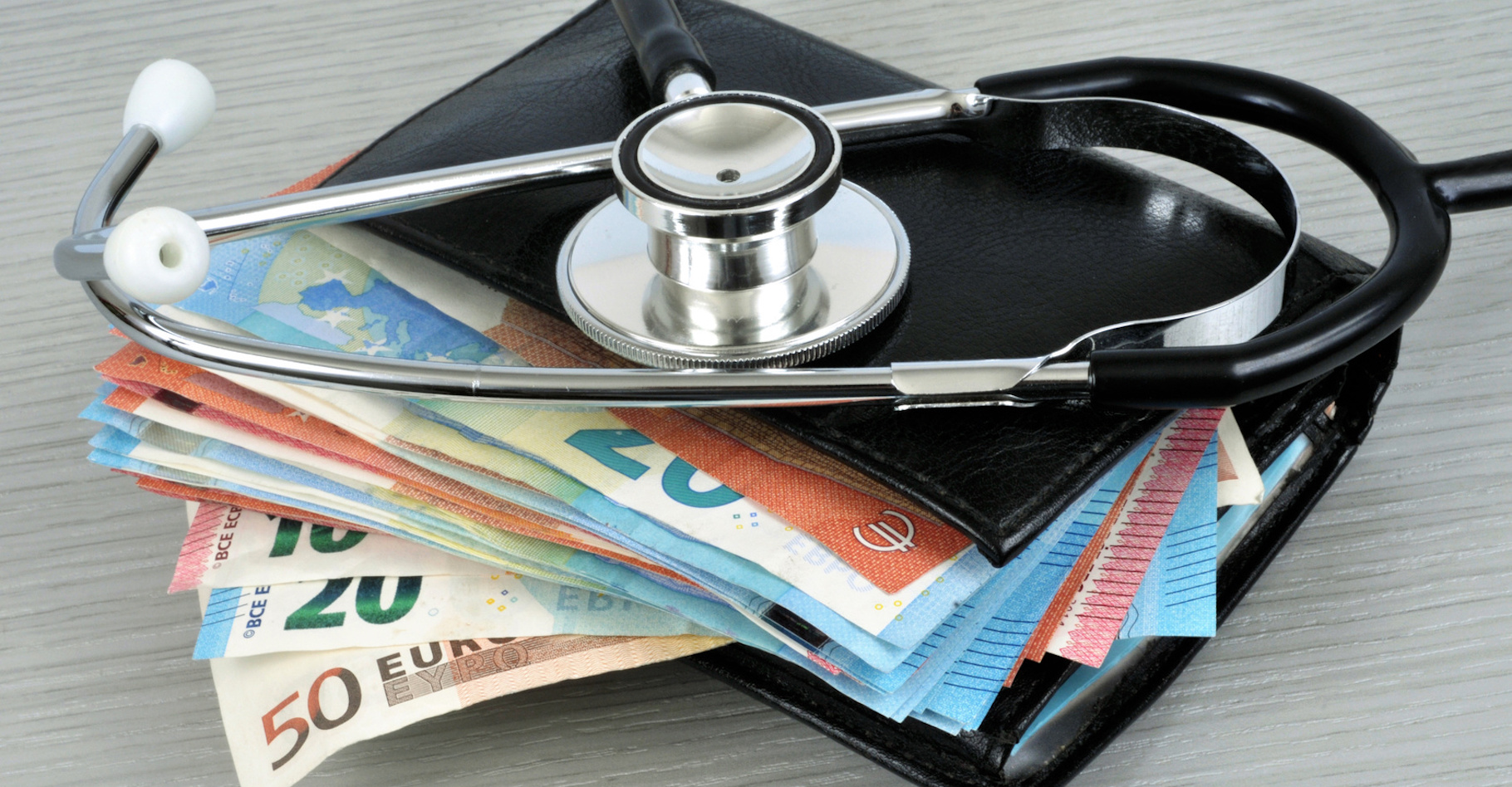 La santé a un prix et pour ceux qui peinent à s’offrir une mutuelle santé, une Aide au paiement d’une complémentaire santé peut-être demandée. © Richard Villalon, Fotolia