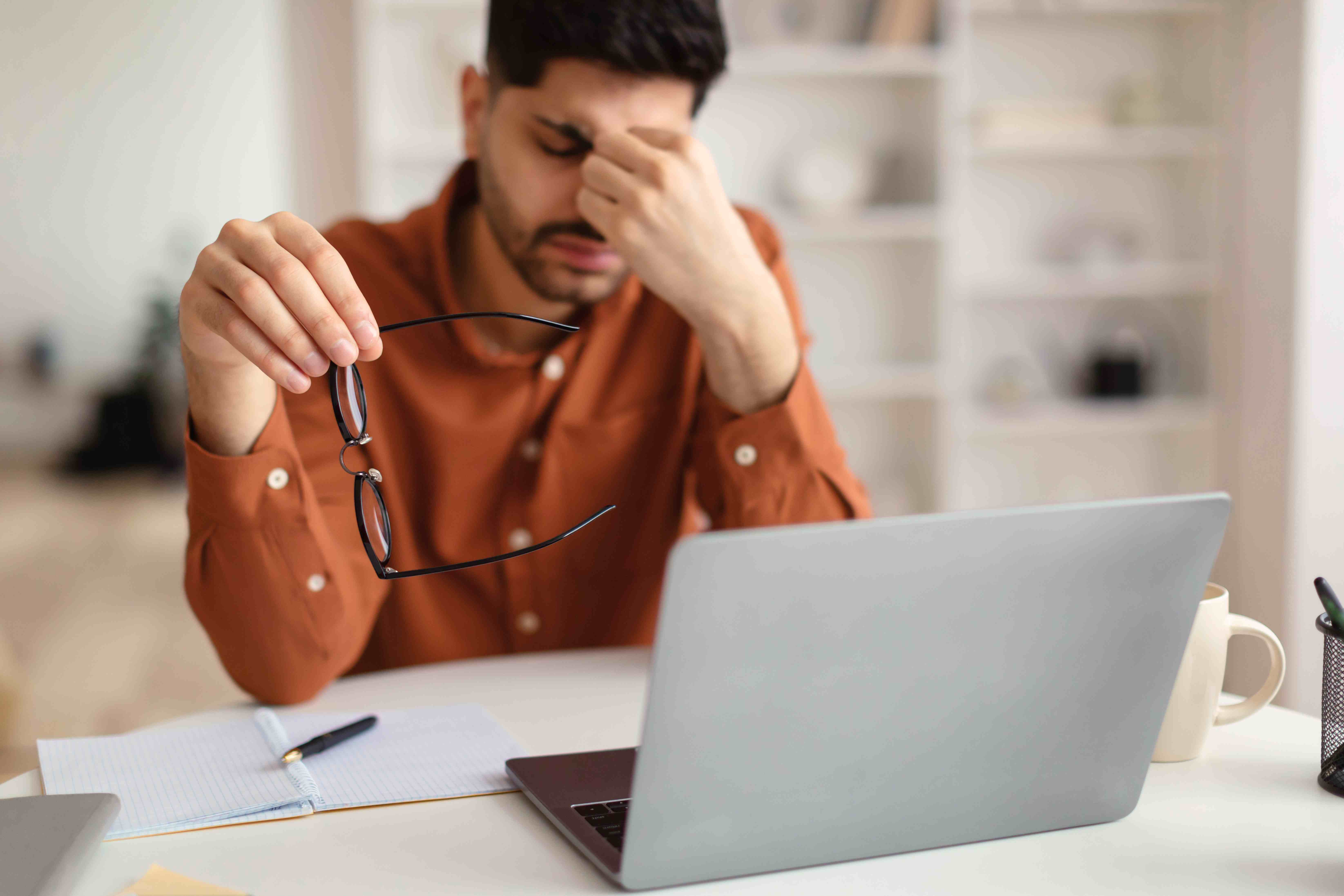 L'asthénie est une fatigue qui ne passe pas avec le repos. © Prostock-studio, Adobe Stock