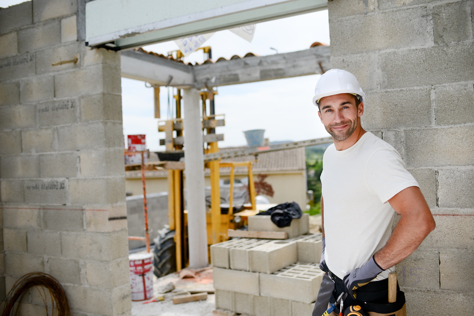 Le maçon est le premier à intervenir sur un chantier. Il pose les fondations et construits les murs, plafonds et planchers servant de squelette à toute construction. Pour cela il utilise différents matériaux de construction comme la brique, le parpaing ou encore la pierre. Polyvalent, il s'occupe également du liant en mortier ou ciment et applique les enduits sur les murs. © W PRODUCTION, Adobe Stock.