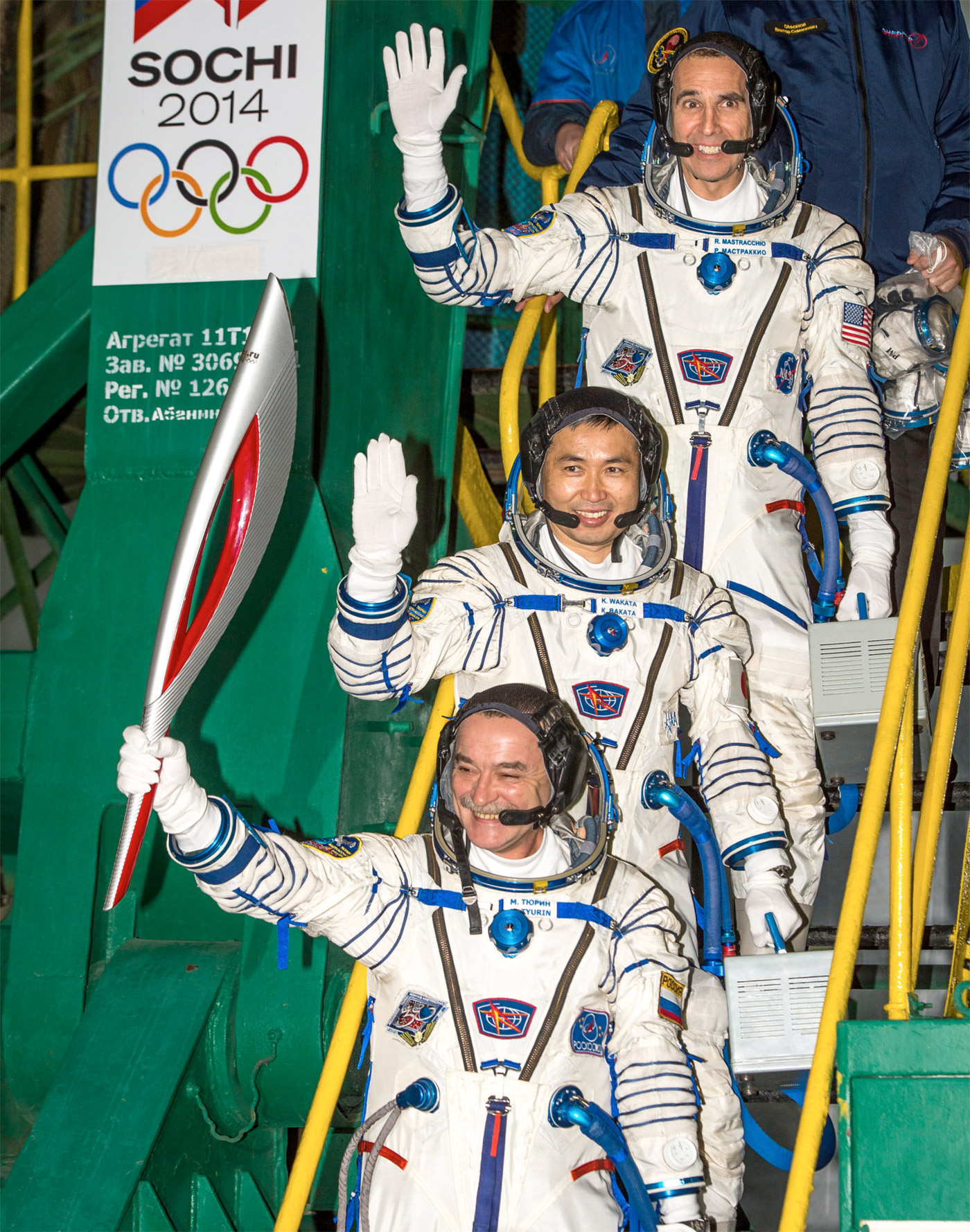 Les trois membres de l'Expédition 38 et la torche olympique, avant de prendre place à bord de la capsule Soyouz. Le périple de la torche prendra fin à l’ouverture des Jeux de Sotchi, début février 2014. © Bill Ingalls, Nasa