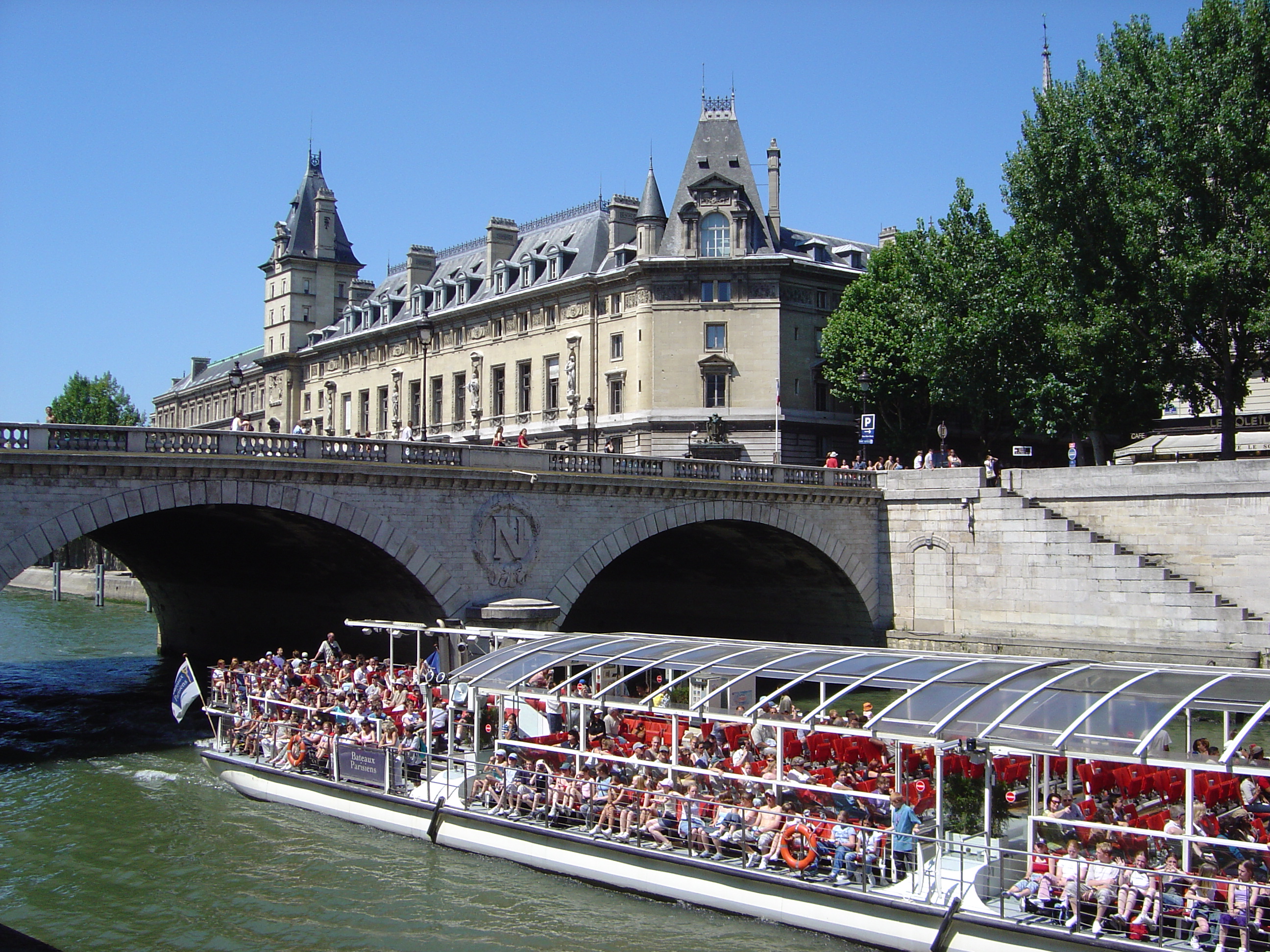 À Paris, le tourisme fluvial est particulièrement développé. © David.Monniaux, Wikimedia Commons, CC by-sa 3.0