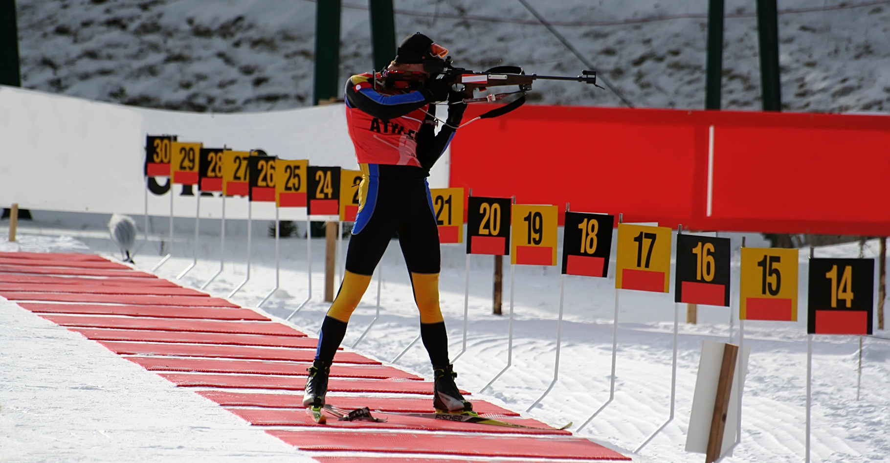 Au Grand Bornand (France), ce weekend, les biathlètes devraient trouver suffisamment de neige. Mais cela semble de plus en plus aléatoire. Les canons à neige deviennent indispensables depuis 1988 et les JO de Calgary. Lors de l’édition 2010, à Vancouver, le manque de neige a été criant, à tel point que la descente homme a été reportée de deux jours. À l’avenir, ces mésaventures risquent de s’avérer plus fréquentes si le réchauffement climatique fait son œuvre. © Snezana Skundric, Fotolia