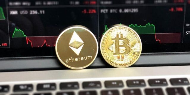 Pe piețele asiatice, Bitcoin se apropie de un nivel record înainte de alegerile din SUA